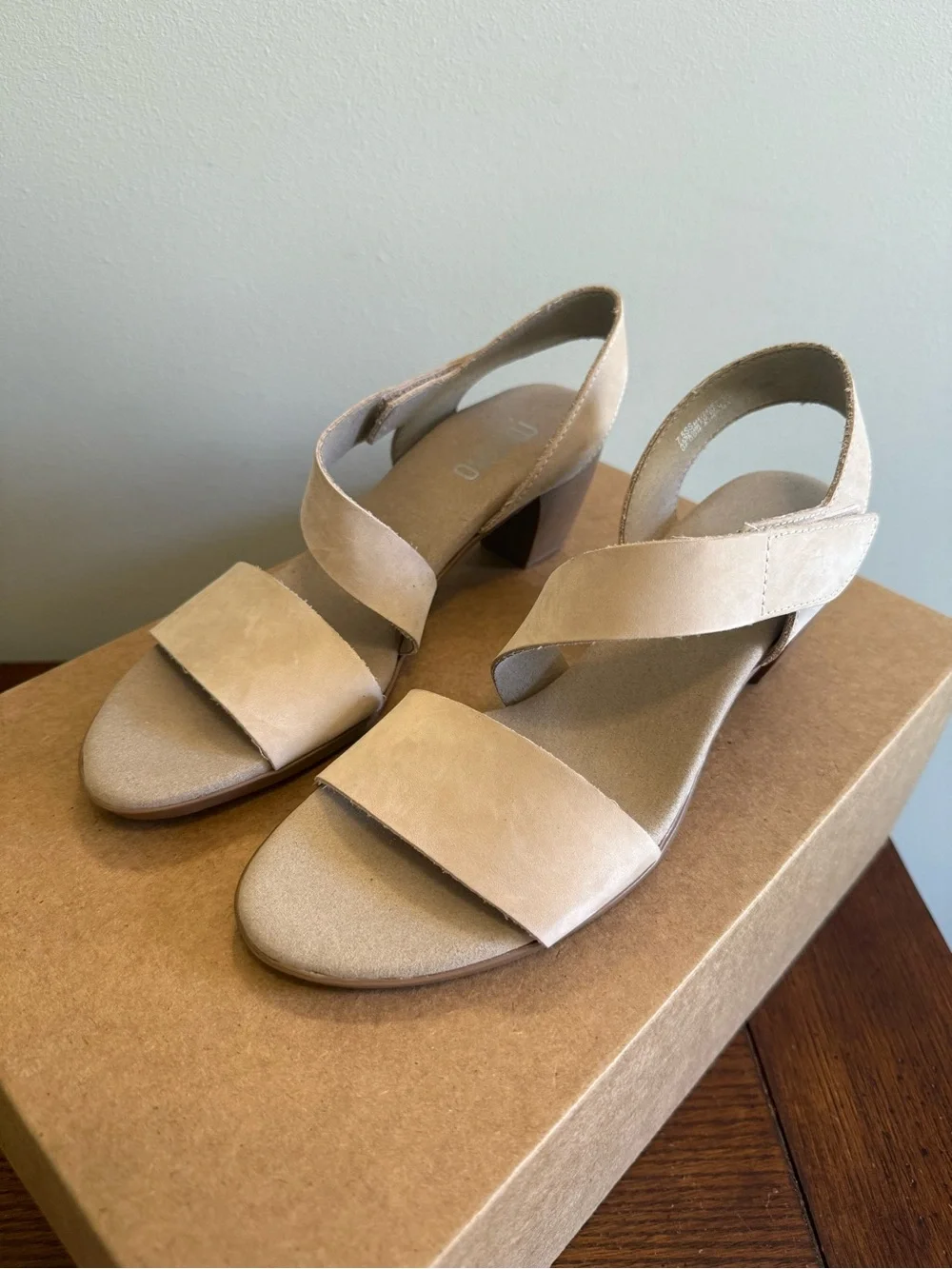 Munro Lucia Neutral Suede Block Heel Sandals 7.5 NEW